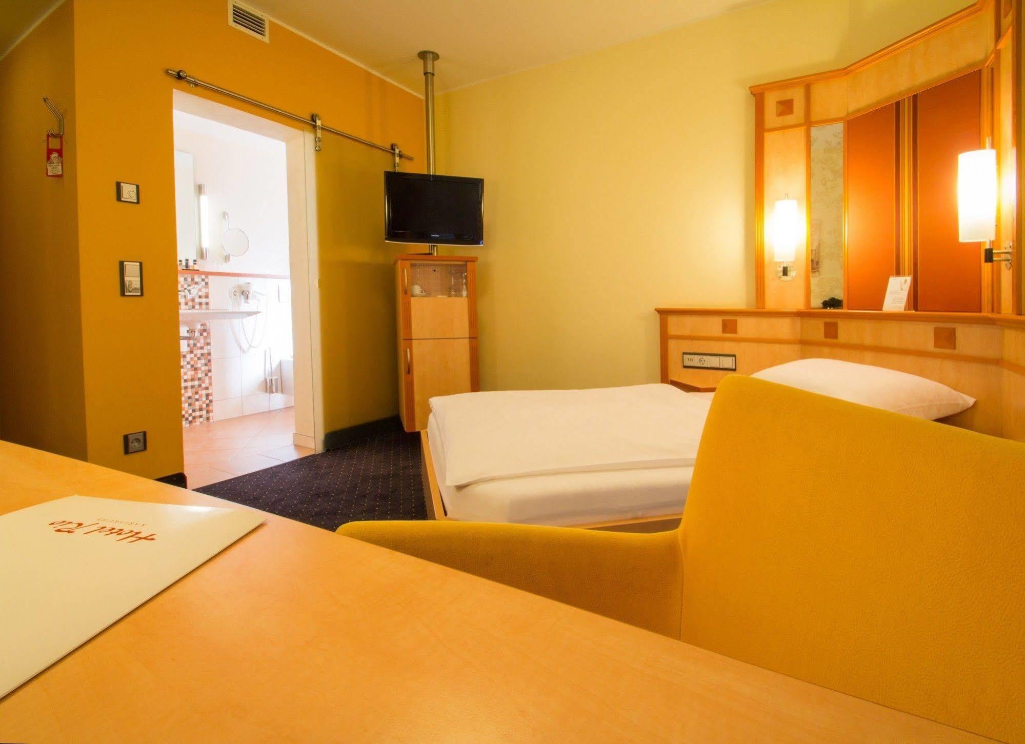 Hotel Rio คาร์ลสรูเฮอ ภายนอก รูปภาพ