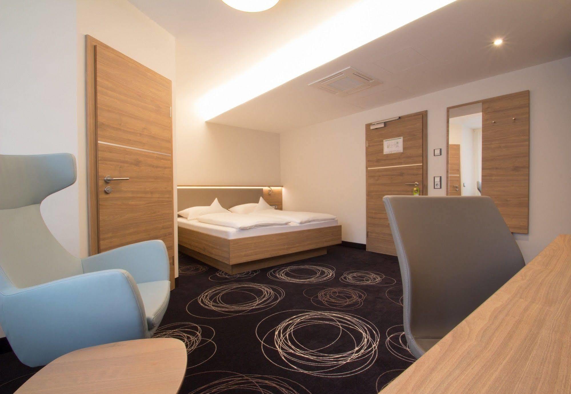 Hotel Rio คาร์ลสรูเฮอ ภายนอก รูปภาพ