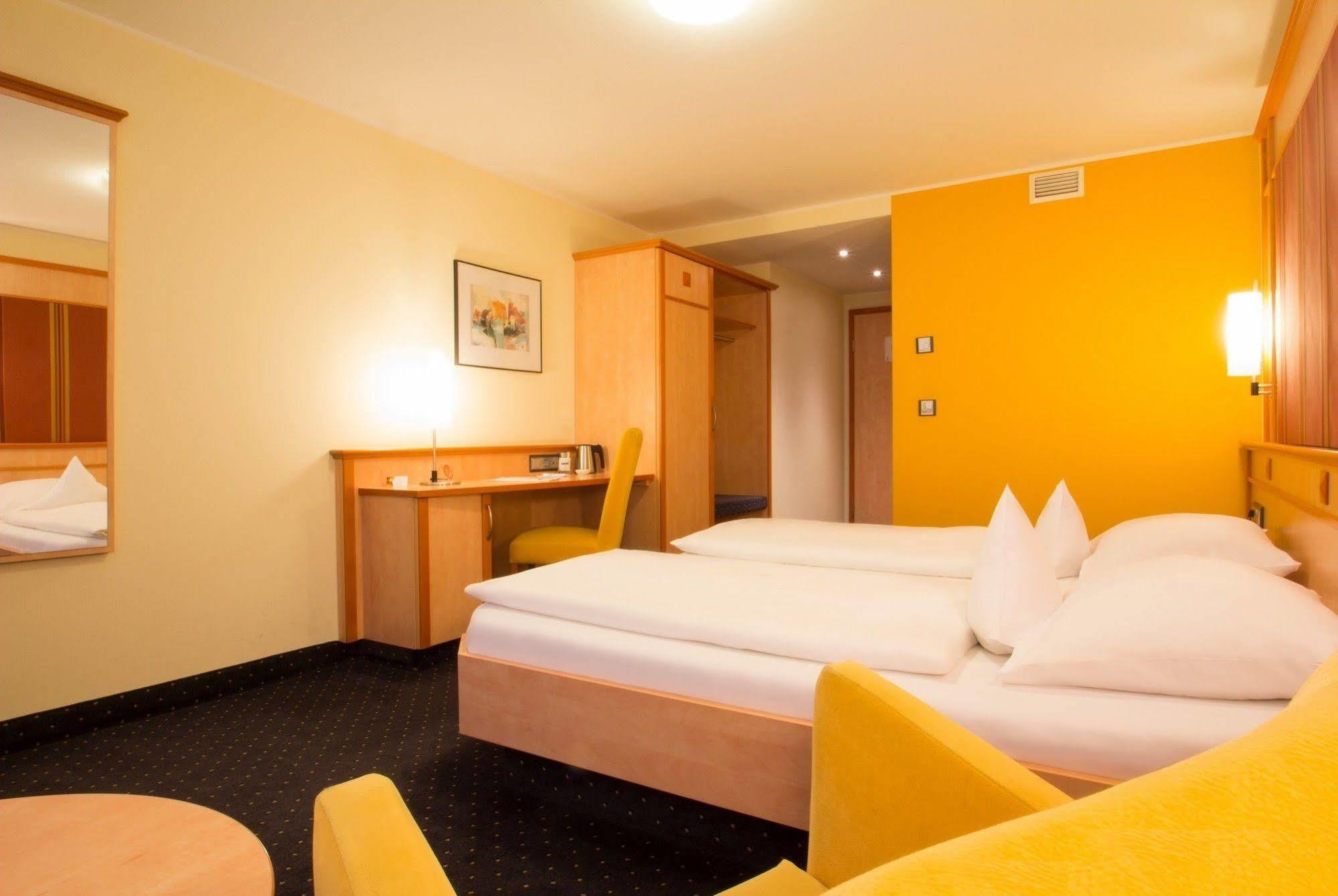 Hotel Rio คาร์ลสรูเฮอ ภายนอก รูปภาพ