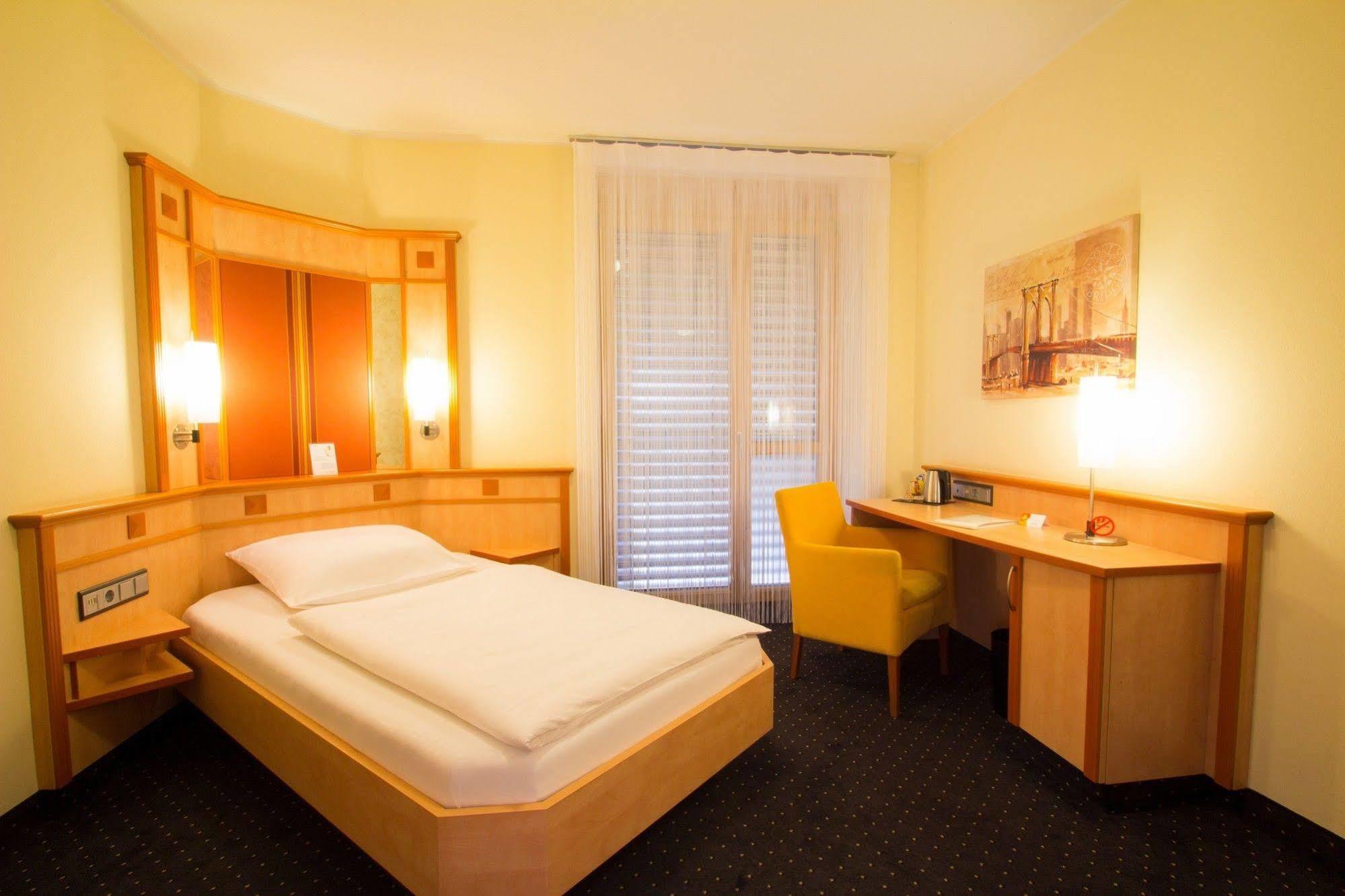 Hotel Rio คาร์ลสรูเฮอ ภายนอก รูปภาพ