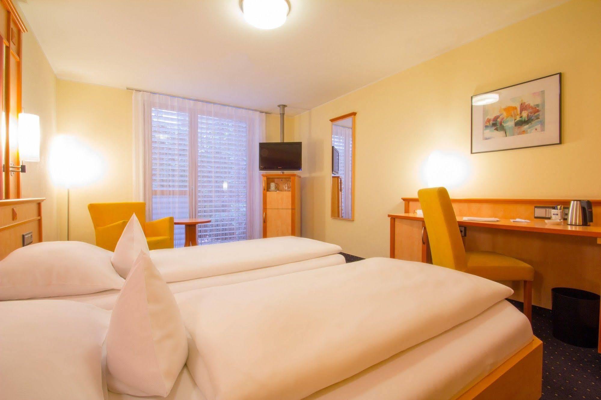 Hotel Rio คาร์ลสรูเฮอ ภายนอก รูปภาพ