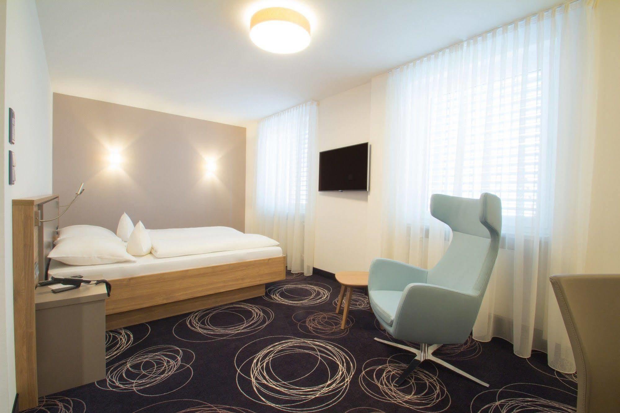 Hotel Rio คาร์ลสรูเฮอ ภายนอก รูปภาพ