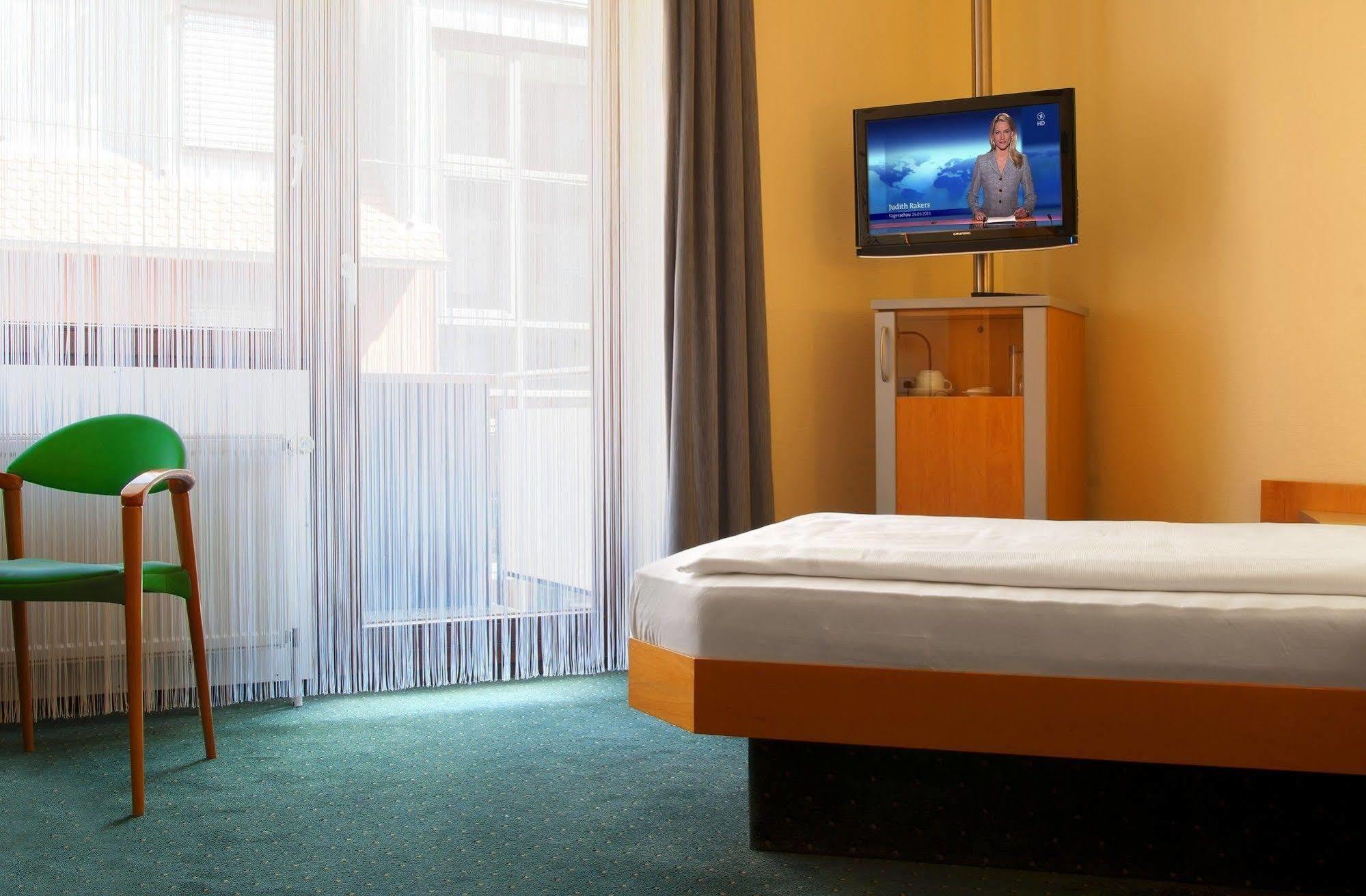 Hotel Rio คาร์ลสรูเฮอ ภายนอก รูปภาพ