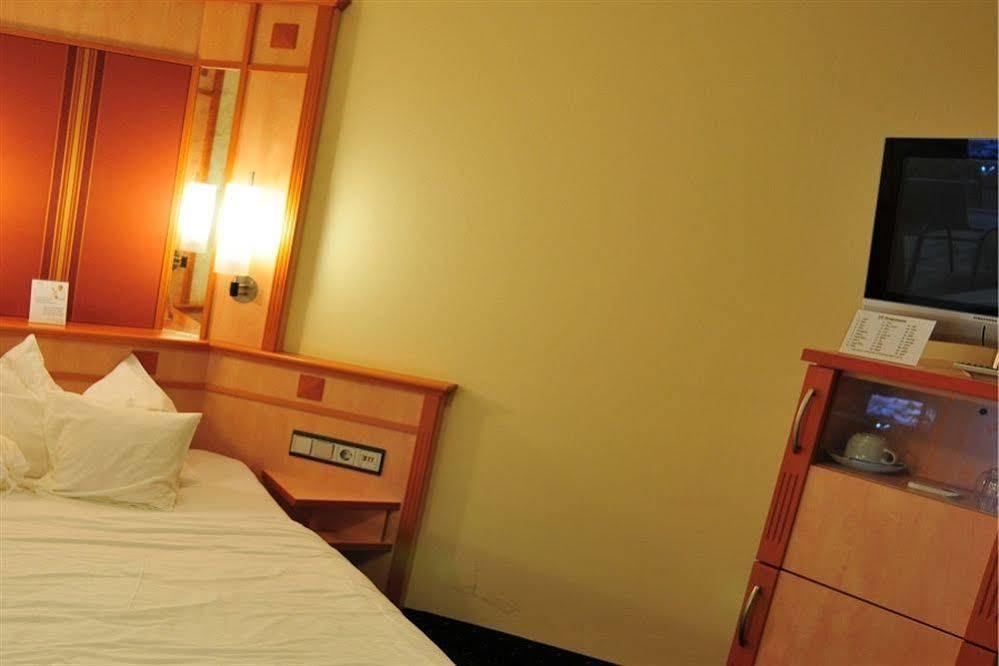 Hotel Rio คาร์ลสรูเฮอ ภายนอก รูปภาพ