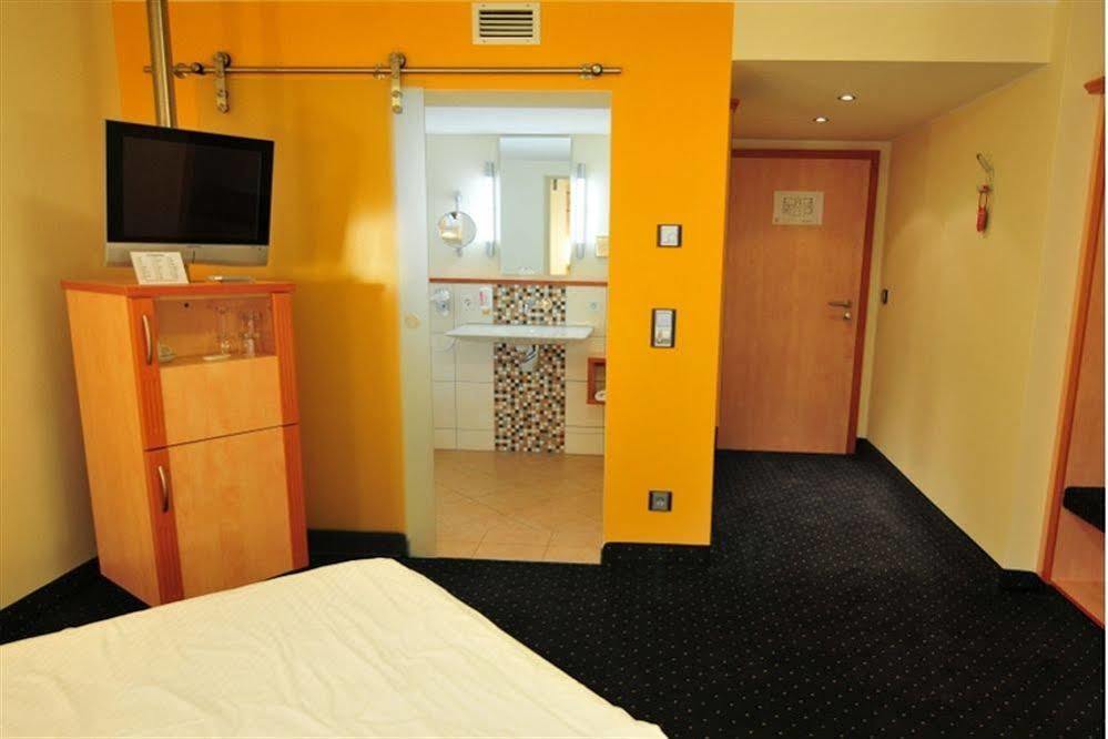 Hotel Rio คาร์ลสรูเฮอ ภายนอก รูปภาพ