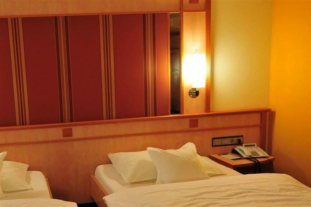 Hotel Rio คาร์ลสรูเฮอ ภายนอก รูปภาพ