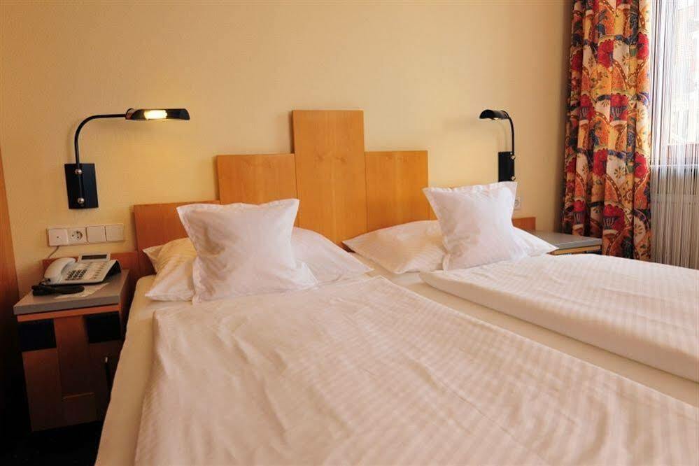 Hotel Rio คาร์ลสรูเฮอ ภายนอก รูปภาพ